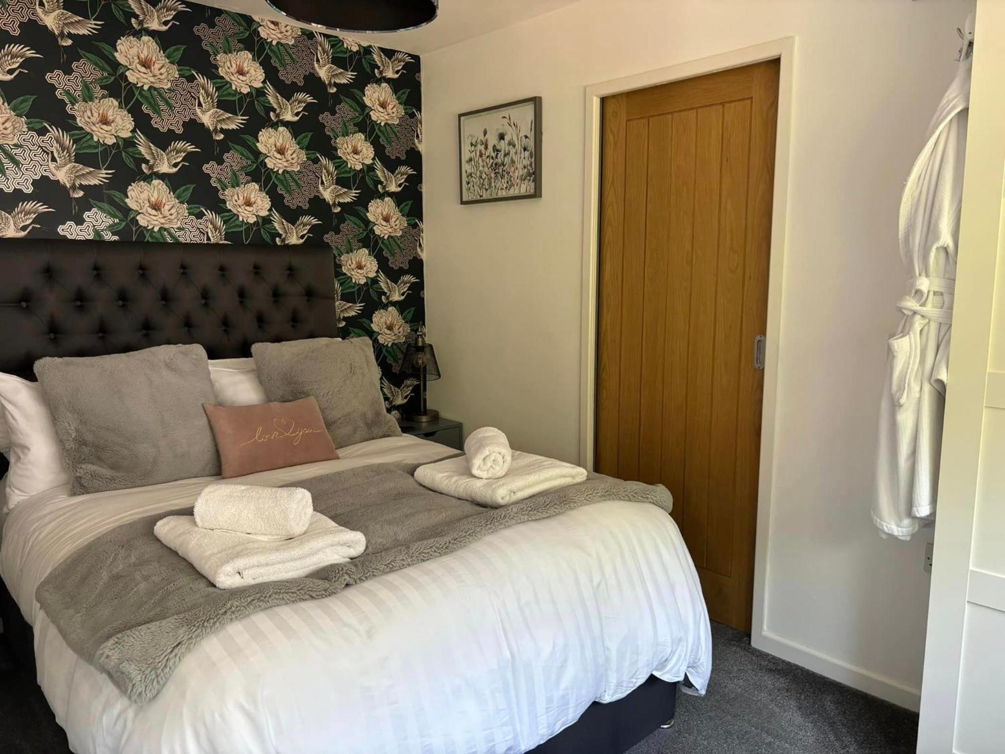 Secret Gem 1 Bed Garden Flat Private Luxury Hot Tub Apartment Bournemouth Ngoại thất bức ảnh