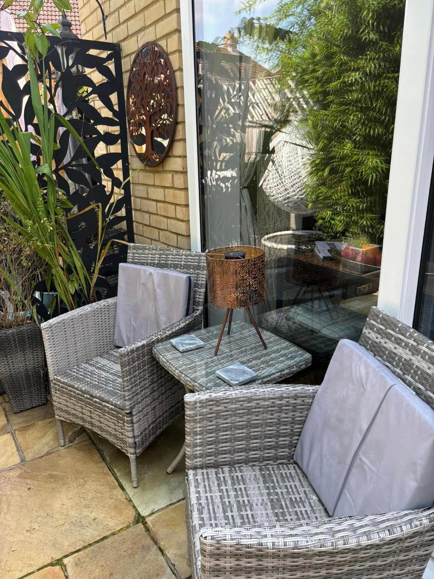 Secret Gem 1 Bed Garden Flat Private Luxury Hot Tub Apartment Bournemouth Ngoại thất bức ảnh
