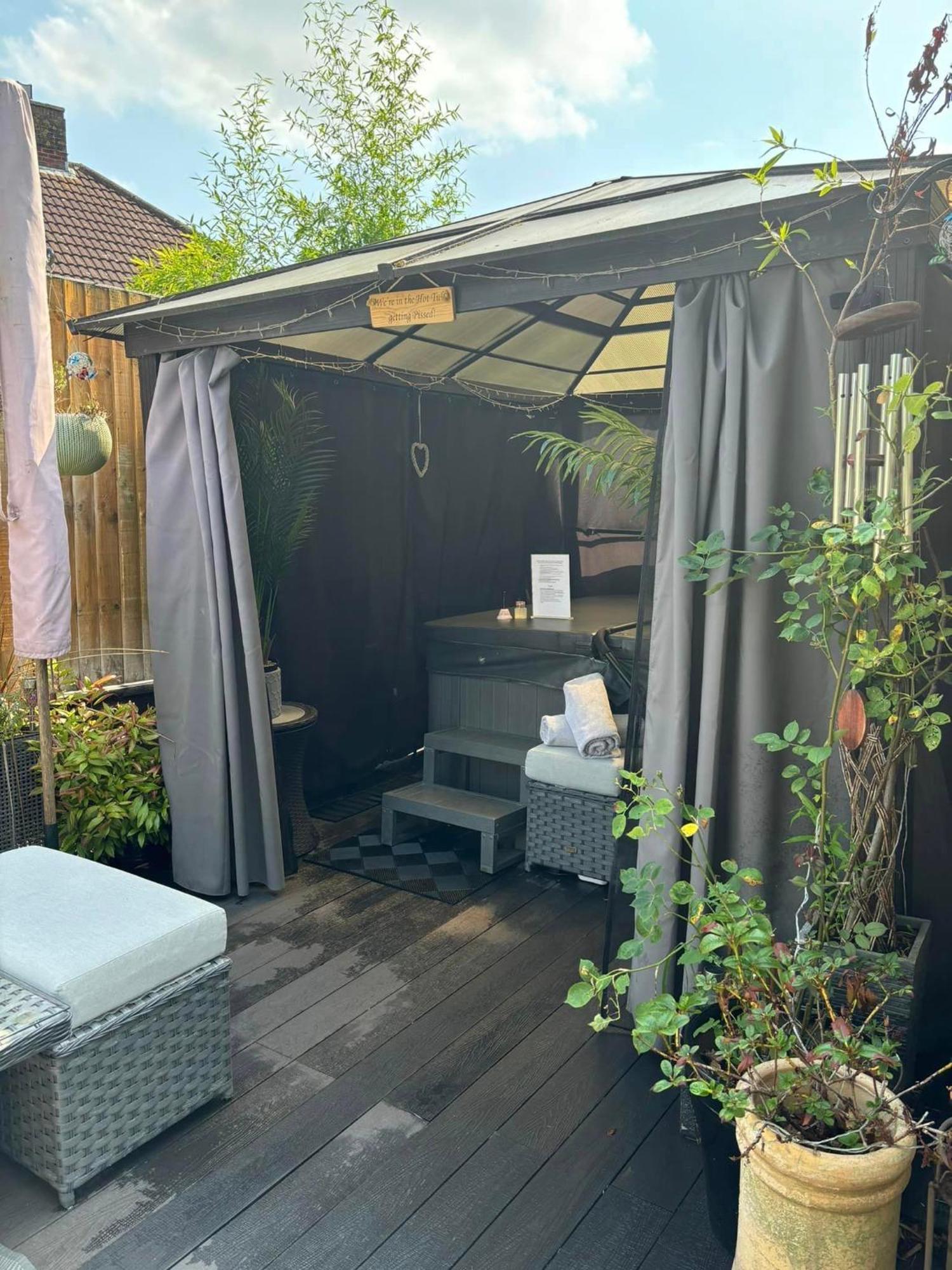 Secret Gem 1 Bed Garden Flat Private Luxury Hot Tub Apartment Bournemouth Ngoại thất bức ảnh