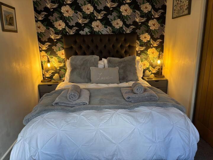 Secret Gem 1 Bed Garden Flat Private Luxury Hot Tub Apartment Bournemouth Ngoại thất bức ảnh