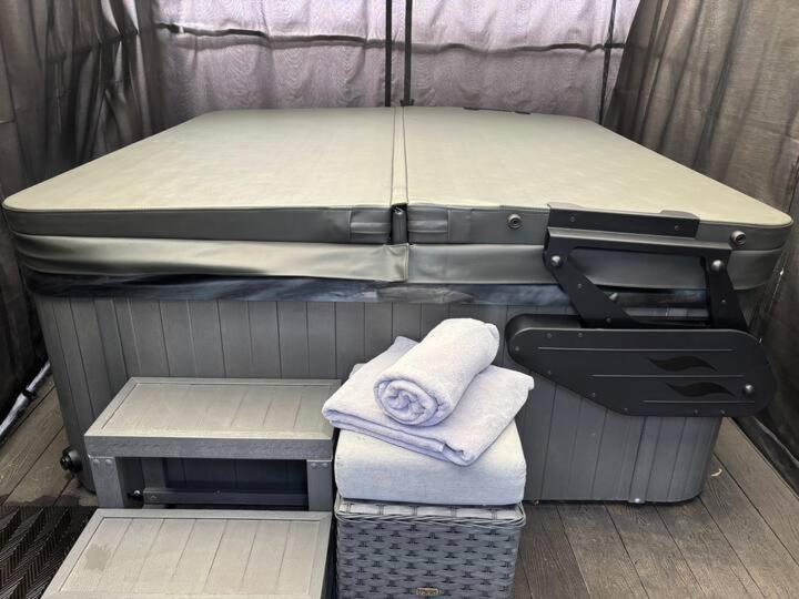 Secret Gem 1 Bed Garden Flat Private Luxury Hot Tub Apartment Bournemouth Ngoại thất bức ảnh