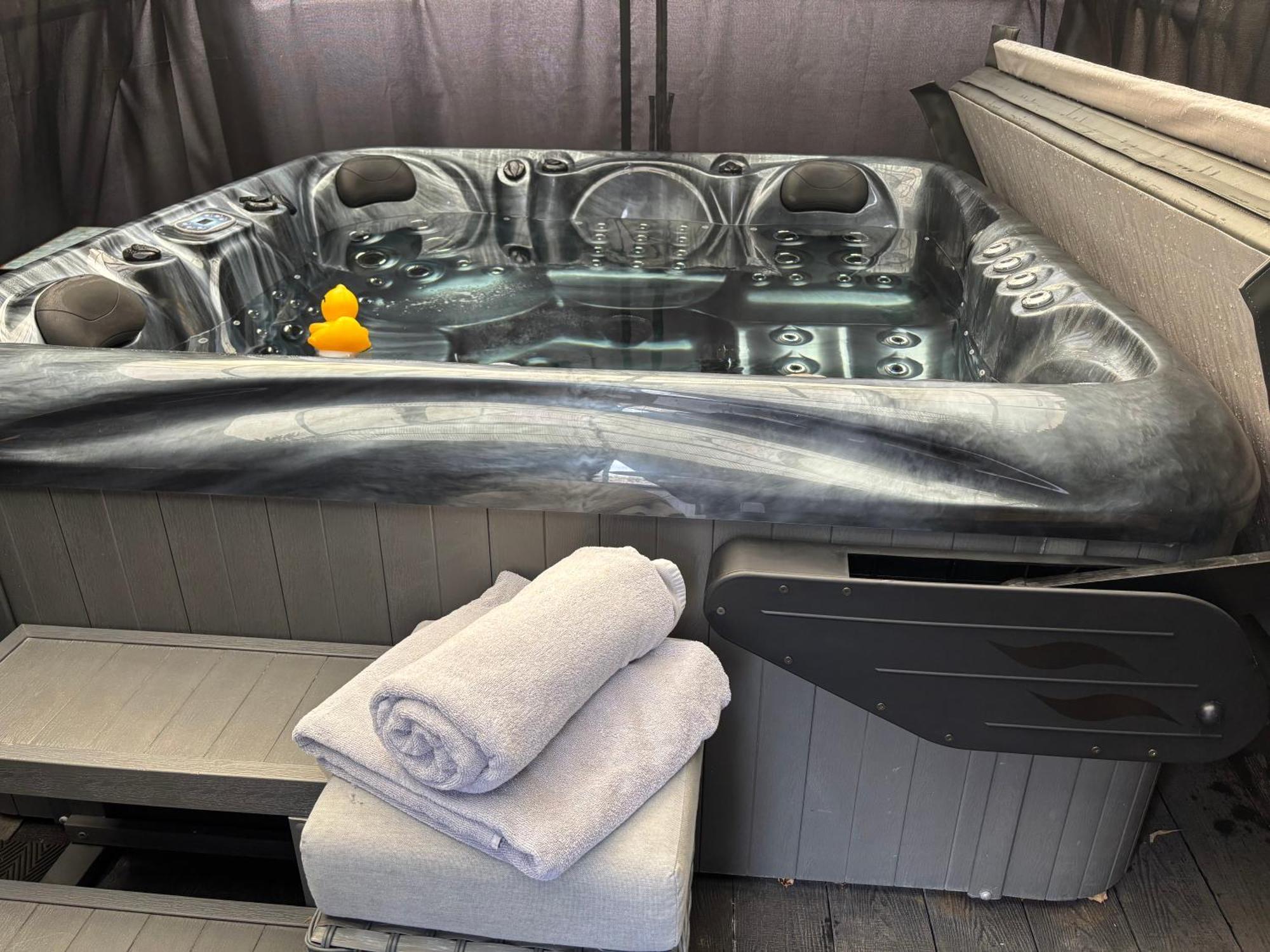 Secret Gem 1 Bed Garden Flat Private Luxury Hot Tub Apartment Bournemouth Ngoại thất bức ảnh